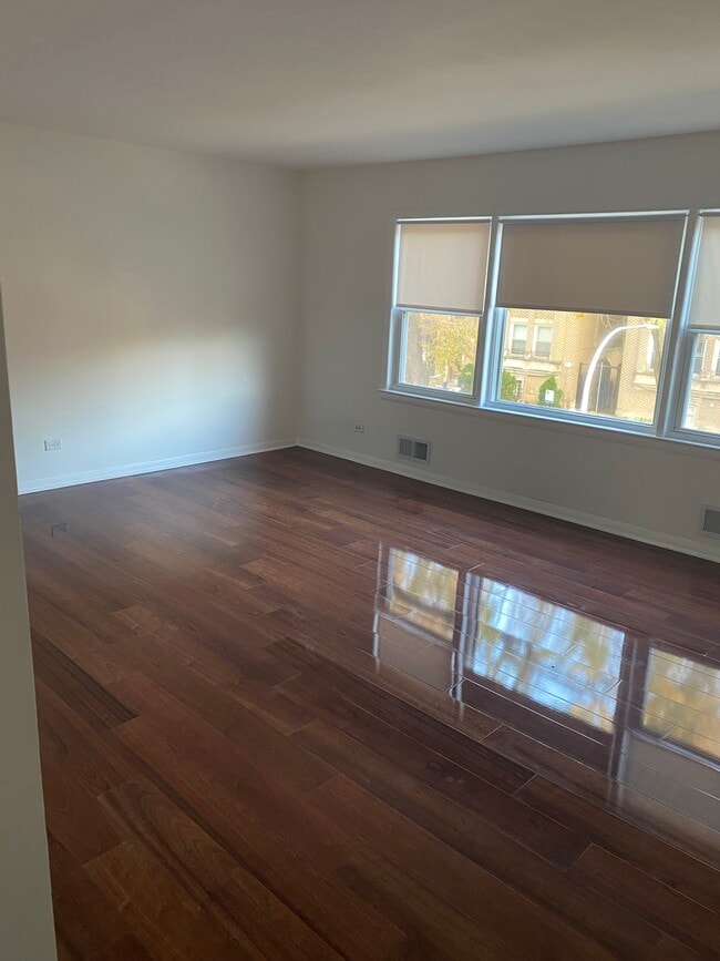 Building Photo - 6542 N Mozart St