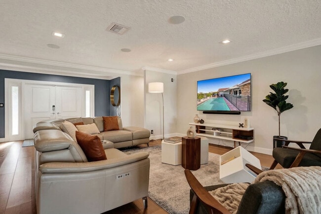 Building Photo - 5841 Bayview Dr