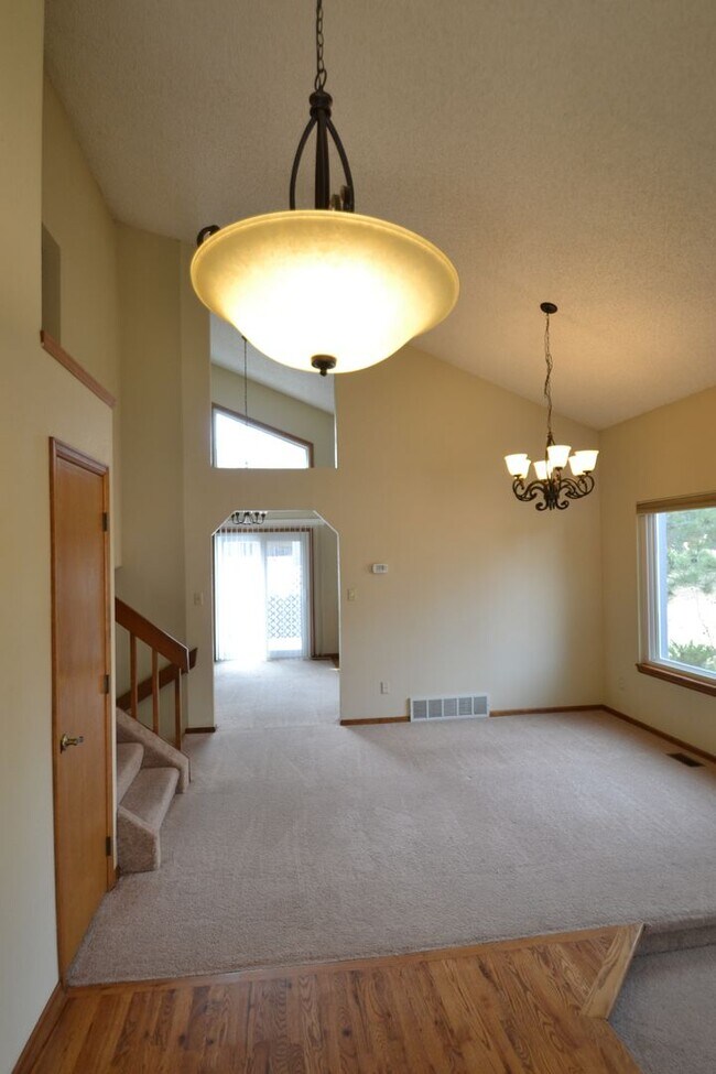 Building Photo - Mountain Shadows 3 Bedroom home with extra...