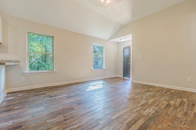 Foto del edificio - Spacious Four-Bedroom Two-Bath Home on One...