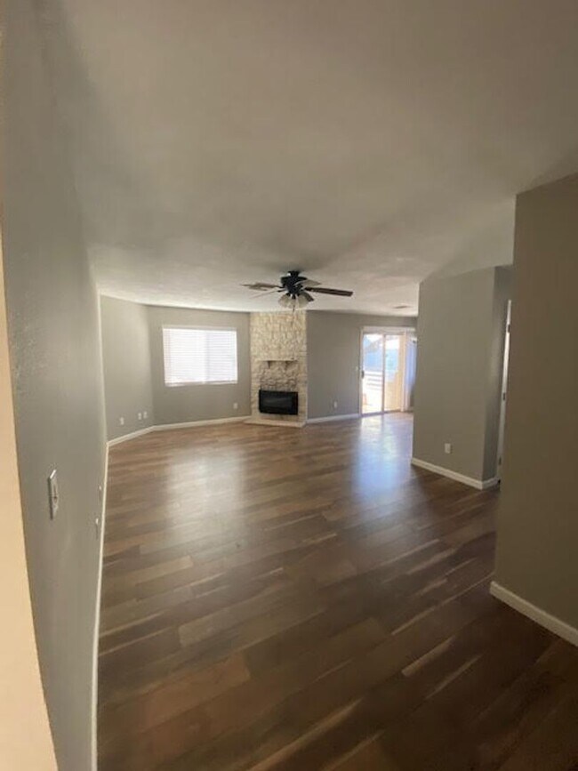 Building Photo - 2 bedroom 2 bath condo located in Colorado Bay! All appliances included! Gated community features...