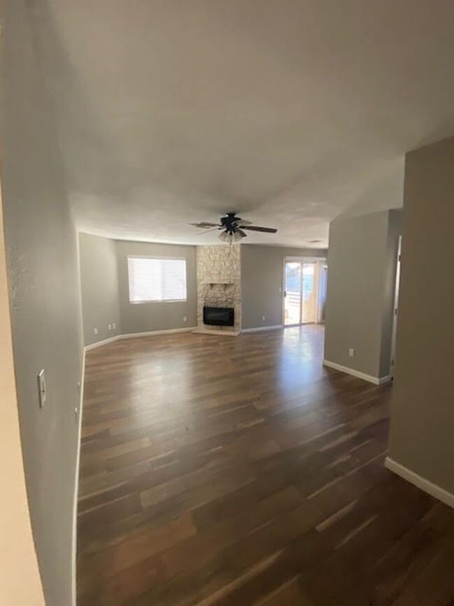 Foto del edificio - 2 bedroom 2 bath condo located in Colorado Bay! All appliances included! Gated community features...