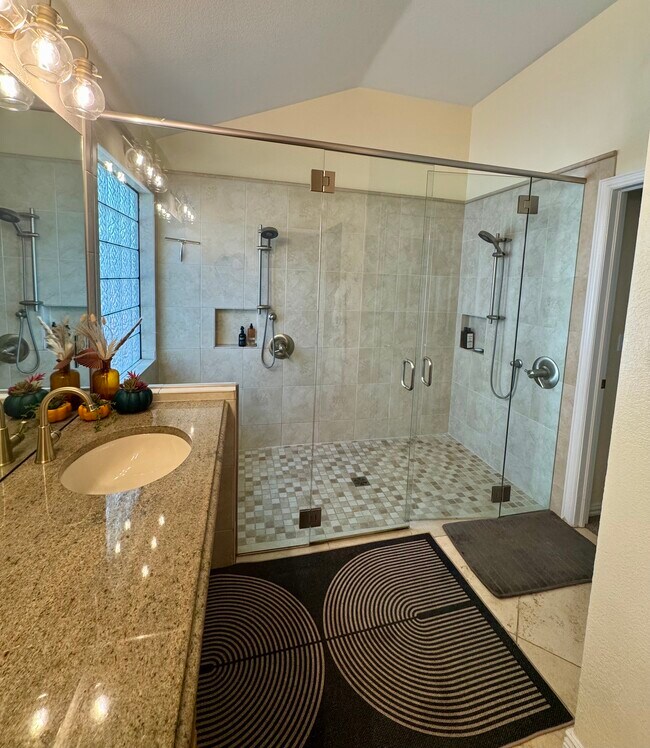 Building Photo - 1011 S Valentia St