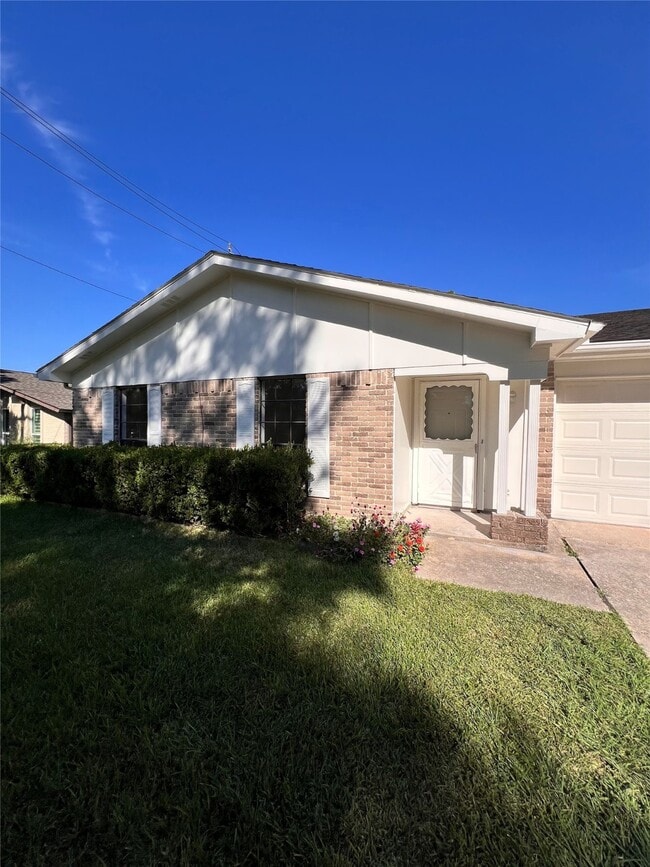 Building Photo - 3211 Meadowview Dr