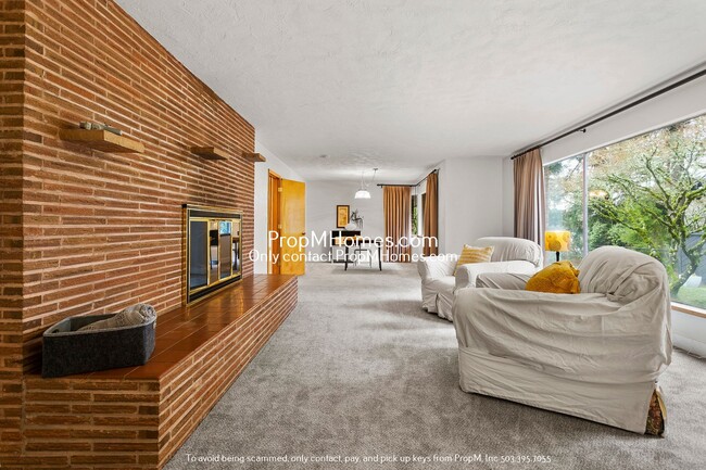 Foto del edificio - Stunning 3-Bedroom Mid-Century Modern Home...
