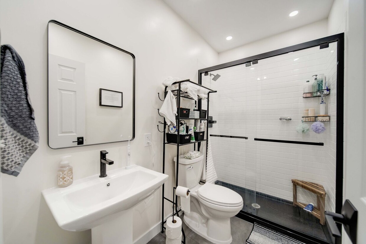 Primary Photo - Ultimate 6-Bedroom House with Spacious Liv...
