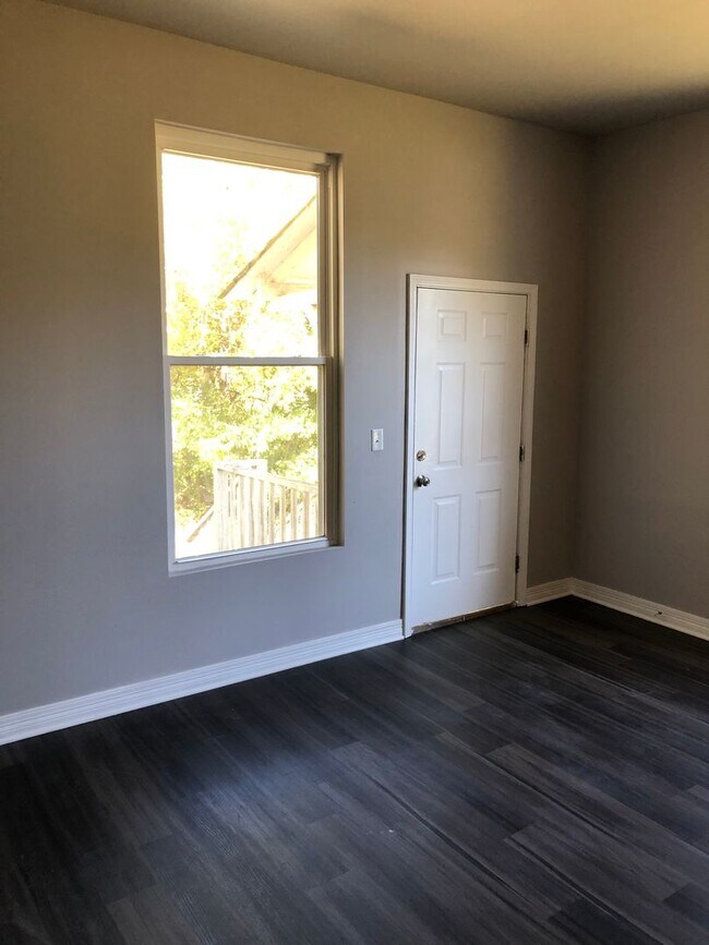 Building Photo - Darien Duplex