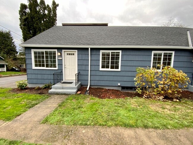 Photo - Beautiful Townhouse with Fenced Yard, Garage, and AC