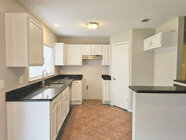 Foto del edificio - 6103 Wolfboro Dr