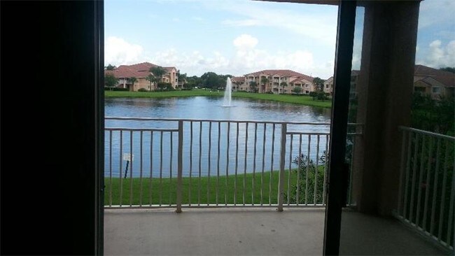 Building Photo - 271 SW Palm Dr