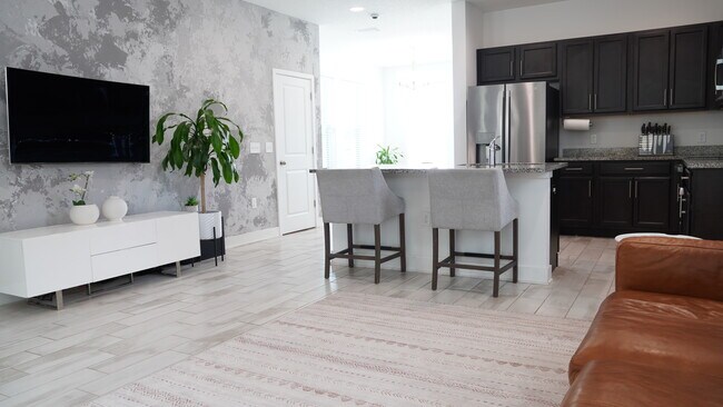 Salón/Comedor amueblado - 4400 N Branch Ave