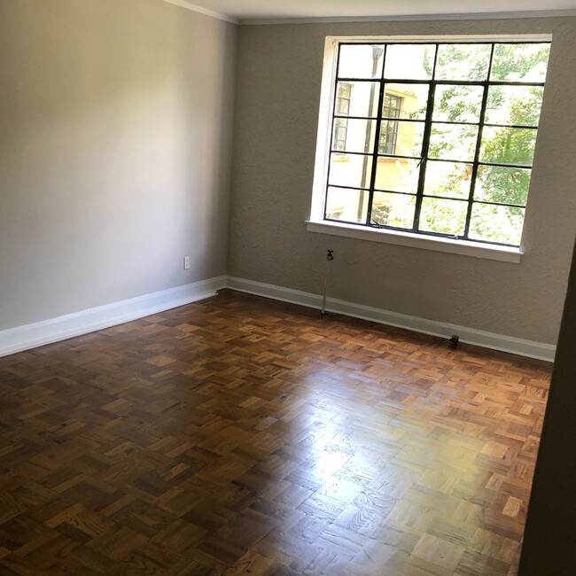 Building Photo - Charming 1 Br Condo in Myrtle Square of Di...