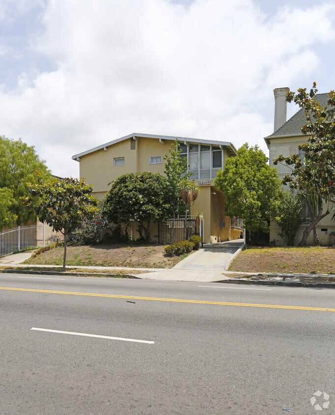 Primary Photo - 440 S Wilton Pl