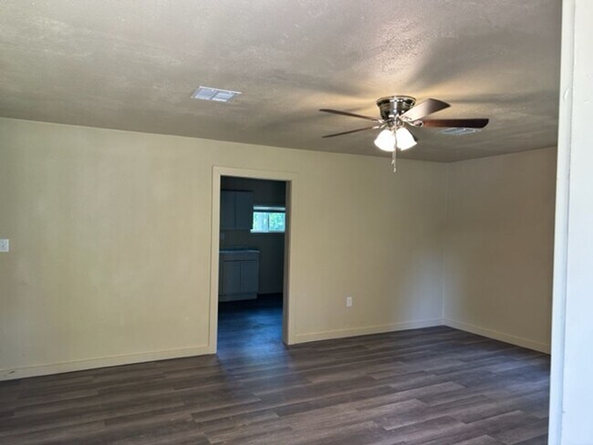 Building Photo - 3 bed 1 bath House - total remodel