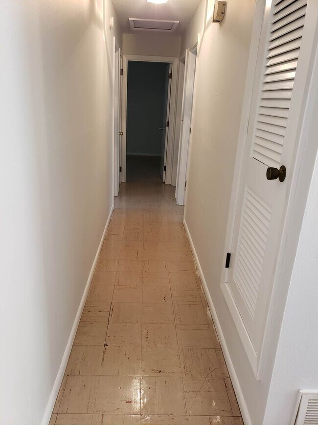 Foto del edificio - 3 bed 1 bath house with garage