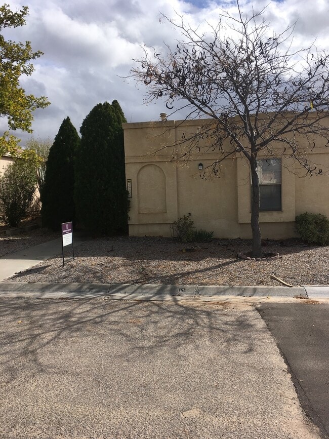 Building Photo - 1704 Parkview Way NE