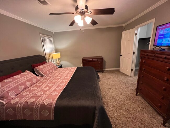 Building Photo - CASTLEWOOD Single Room