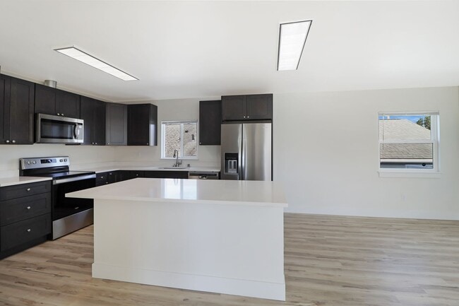 Building Photo - 3 Bed 2 Bath - Excellent Condition - WSG Included - Pet Friendly - Island Hospital