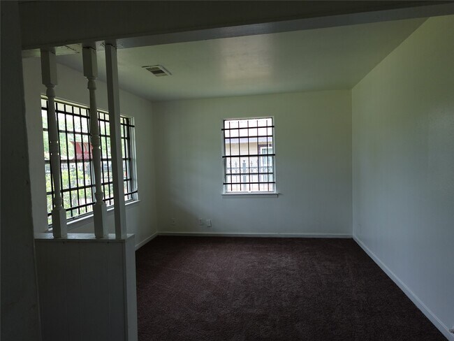 Foto del edificio - 8022 Woodlyn Rd