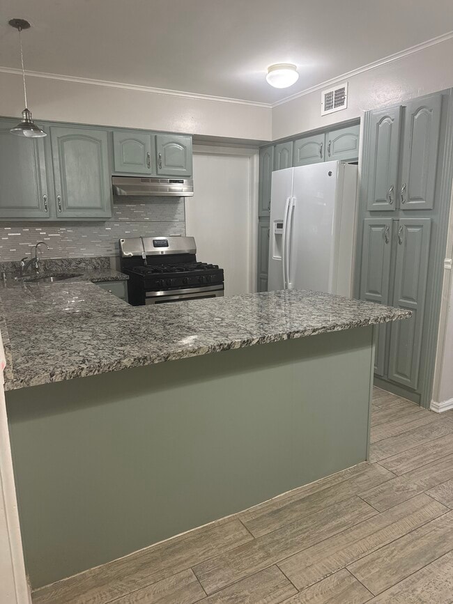 Building Photo - 2210 Greencrest Dr