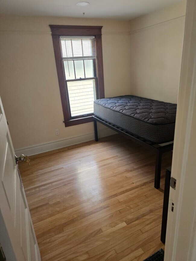 Building Photo - 712 Dewey Ave