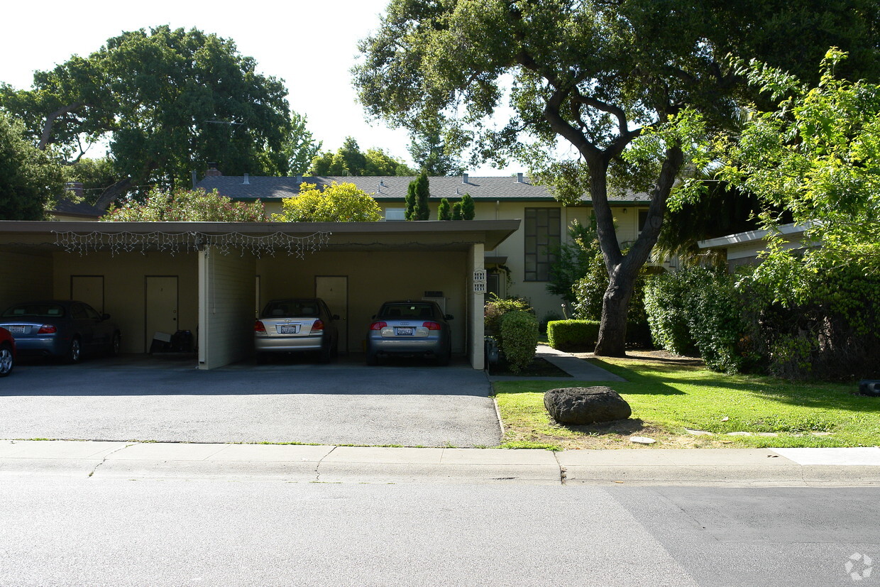 Building Photo - 383 Waverley St