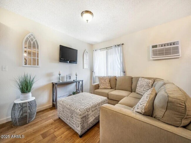 Foto del edificio - 3403 E Main St