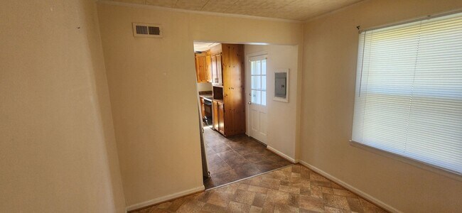 Building Photo - 3 Bedroom Brick Rancher Available Now in H...