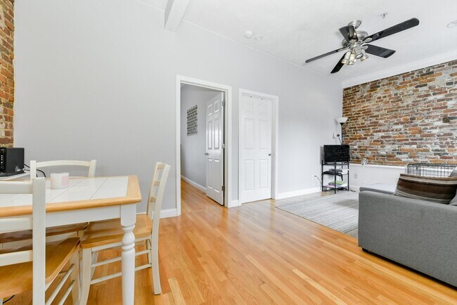 Foto del edificio - 158 Cottage St
