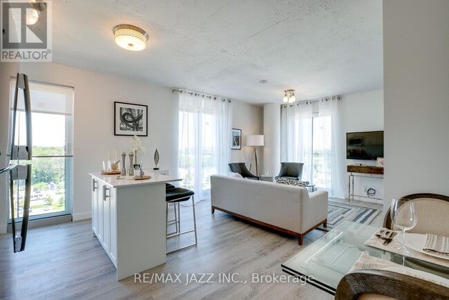 Building Photo - 100 Bond St E