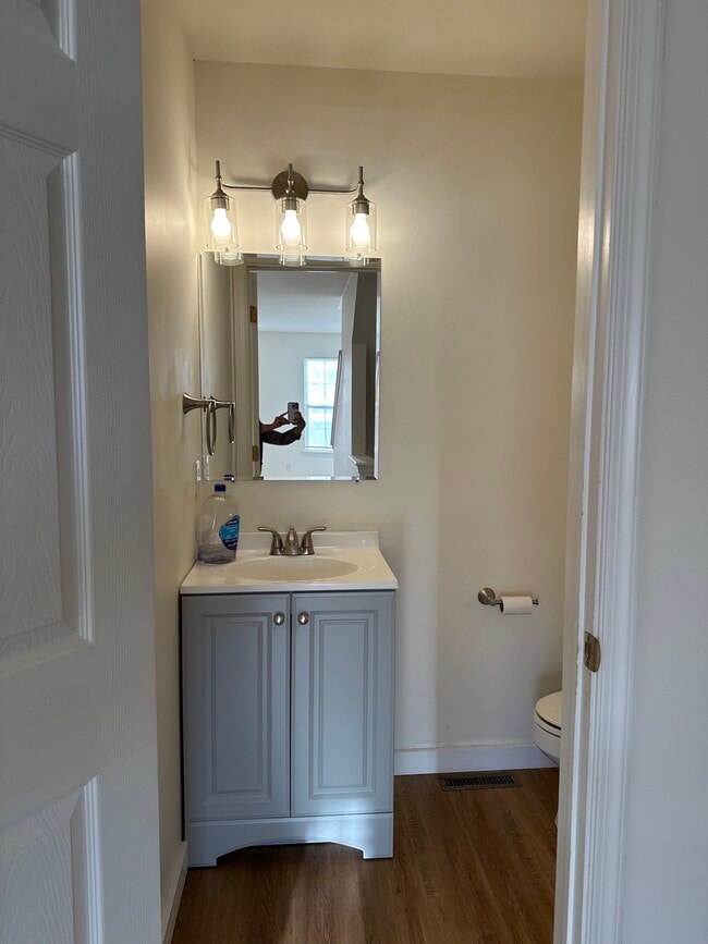 Building Photo - 517 Sally Ln