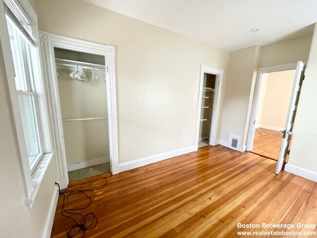 Building Photo - 26 Taft St