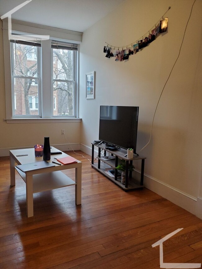 Foto del edificio - Nicely updated condo in Brookline for Sept...