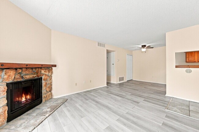 Foto del edificio - $1,440.95 with $300 off the first month's rent, 2 Beds - 1 Bath, Condoi in Aurora with Wall A/C!