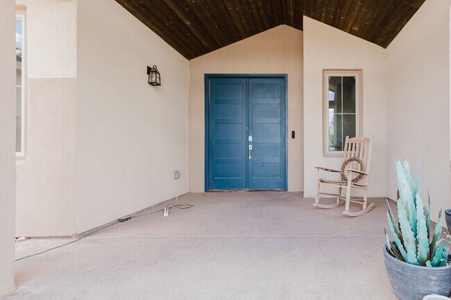 Foto del edificio - Modern 5 Bedroom Home with Solar Panels - MOVE IN SPECIAL: FIRST MONTH FREE!