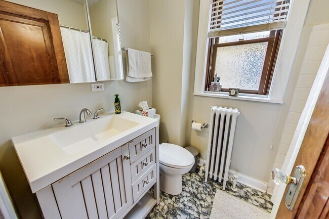 Foto del edificio - 3636 N Claremont Ave