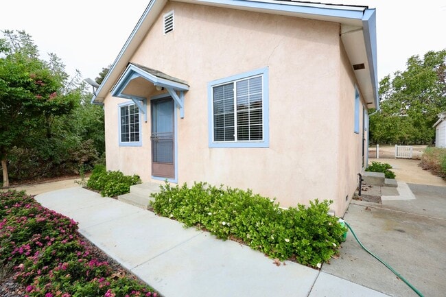 Building Photo - Newly Remodeled 1 Bedroom Country Home