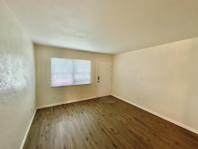 Building Photo - 8 Blackburn Manor