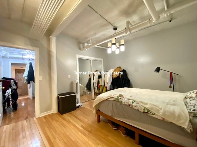 Building Photo - 465 Park Dr