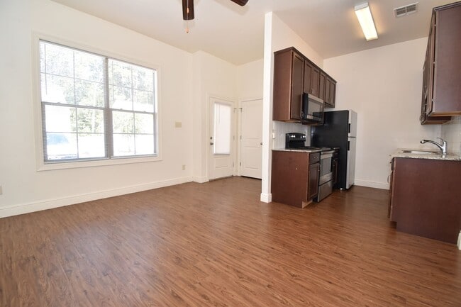 Building Photo - Hidden Oaks Apartments
