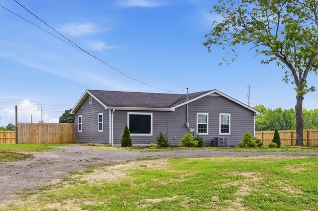 Building Photo - Charming Updated Home with Expansive Yard in Joelton!