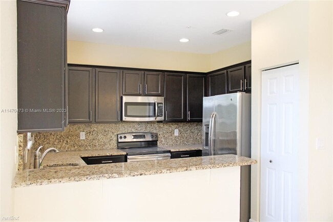 Foto del edificio - 3 br, 2.5 bath Townhome - 12442 Emerald Cr...