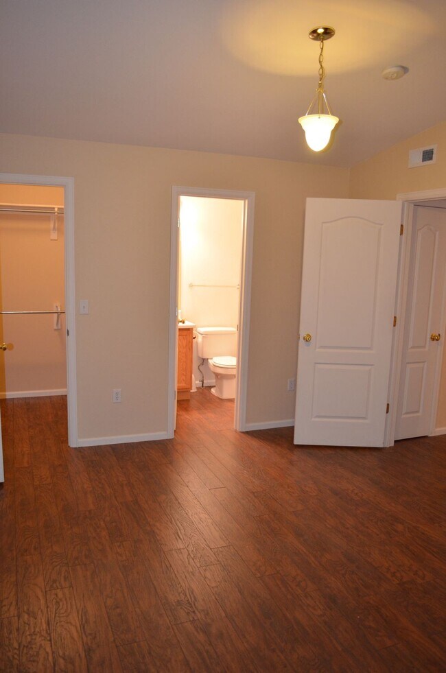 Dormitorio principal con vestidor, baño principal y terraza privada. Recientemente pintado de blanco. - 1648 S Cole St