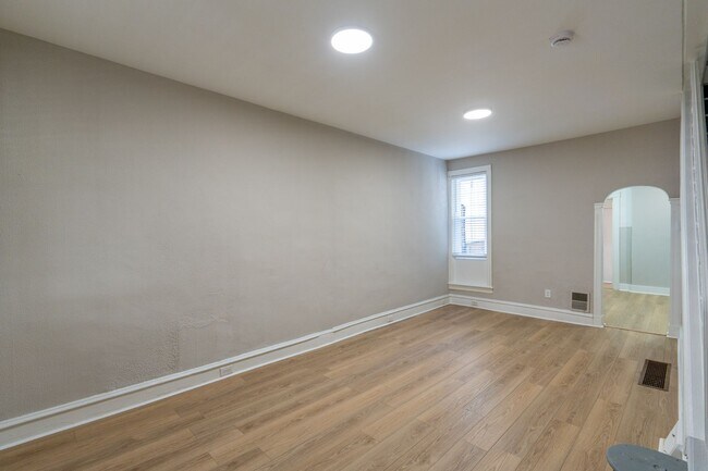 Building Photo - Newly Rehabbed beauty