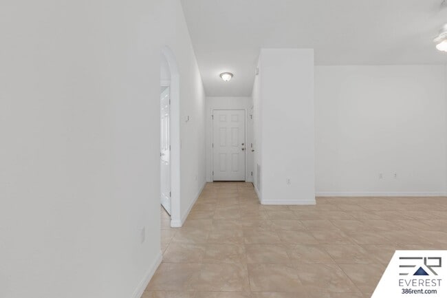 Foto del edificio - LIKE NEW 3/2/1 TOWNHOUSE IN BEAUTIFUL SEMINOLE WOODS