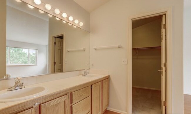 Building Photo - 125 Mineola Ct
