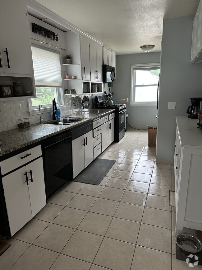 Building Photo - 470 Towne Dr NE