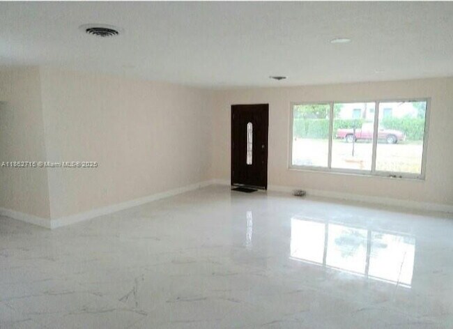 Foto del edificio - 900 NE 154th St
