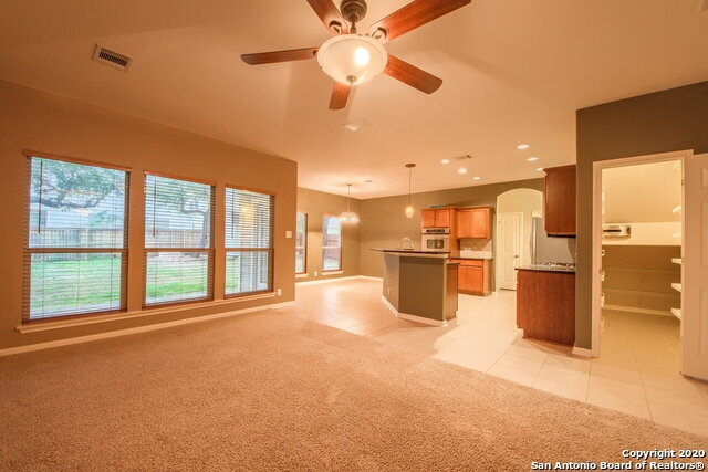 Foto del edificio - Situated on a desirable corner cul-de-sac lot!!