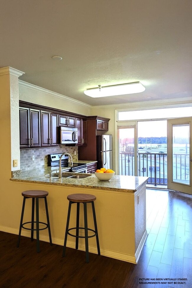 Building Photo - 1x1 Beautiful updated unit throughout w/balconette